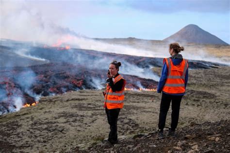 Tourists in Iceland warned to avoid volcanic eruption | CBC News