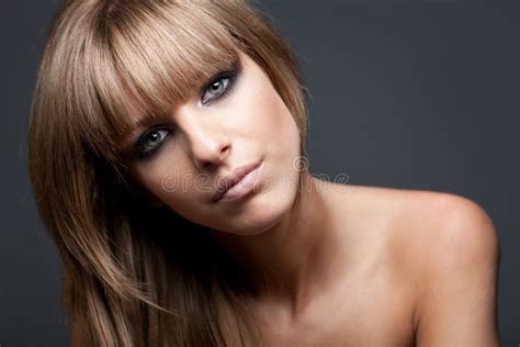 Ragazza Bionda Con Le Spalle Nude Fotografia Stock Immagine Di Capelli Occhi