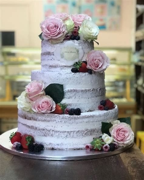 El minimalista y elegante diseño de las naked cakes es tendencia de bodas este año Y no es de