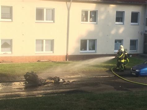 Zwei Eins Tze Am Abend Verkehrsunfall Mit Mehreren Pkw Und Brand Eines