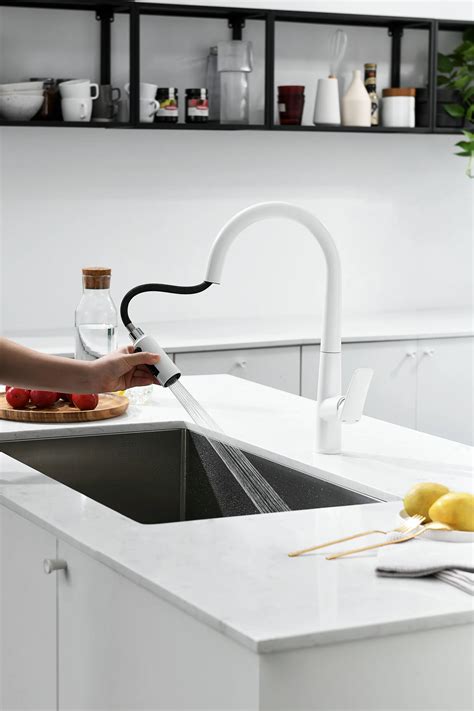 Deck Mounted Kitchen Single Handle Mixer Tap Pull Down Hot And Cold Water Sprayer Kitchen Sink