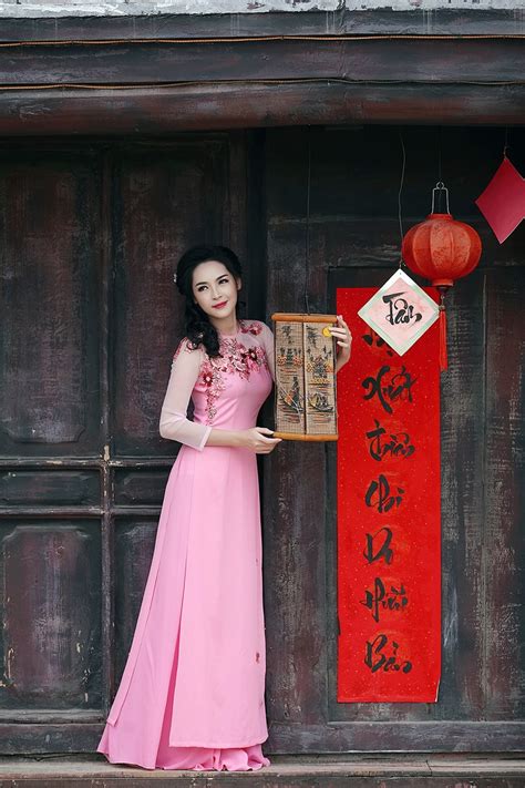 Hot girl dao kéo khoe vẻ đẹp mỹ miều trong tà áo dài dân tộc Báo Dân trí