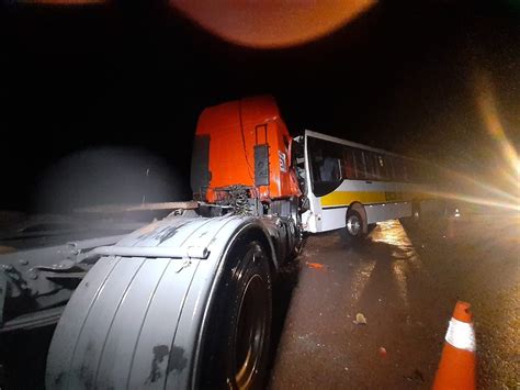 Carreta invade contramão e atinge ônibus escolar no interior do RN