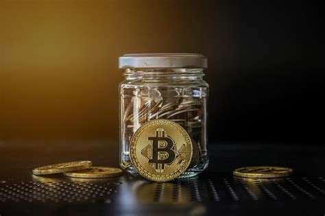 Bitcoin De Oro Y Moneda De Dinero En Botella De Vidrio Moneda