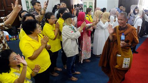 Tiba Di Pekalongan 32 Biksu Thudong Menginap Di Gedung Kanzus Sholawat