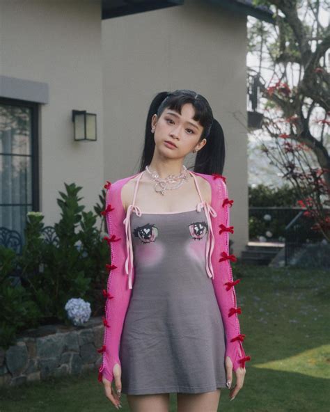 Ca sĩ Linh Ka hot girl thị phi nỗ lực lột xác thành nghệ sĩ bật khóc vì lùm xùm trong quá