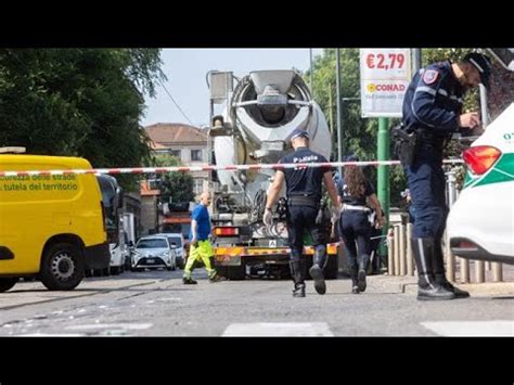 Donna In Bici Muore Travolta Da Una Betoniera A Milano Le Immagini Dal