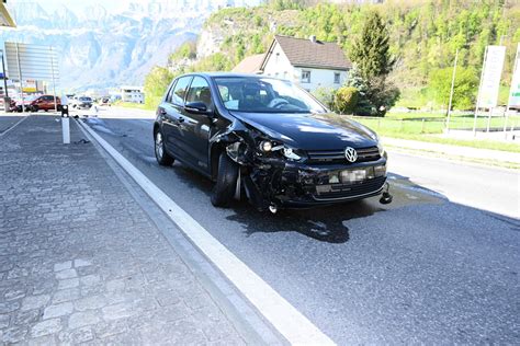 Flums Sg Kollision Zwischen Auto Und Motorrad Zwei Personen Leicht