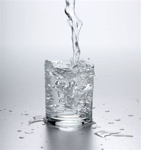 Wasser Das In Glas Flie T Stockfoto Bild Von Wasser