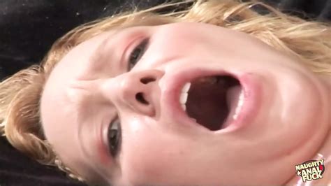 Pequeña zorra rubia se prepara para un anal profundo mientras juega con un consolador grande