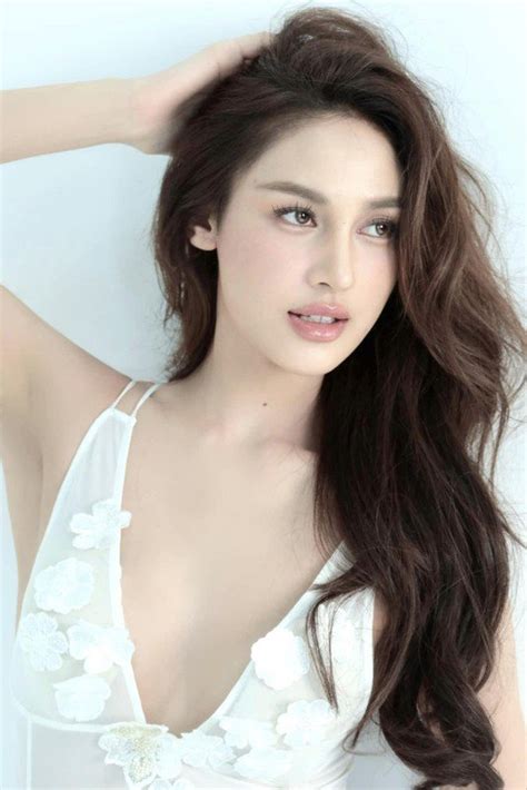 Dàn hot girl người Việt mặt Tây hút lượng theo dõi khủng