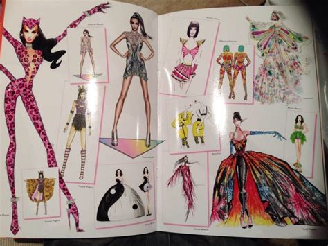 Katy Perry veja fotos tour book da turnê Prismatic