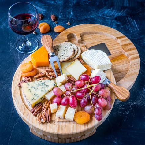 How To Make The Ultimate Holiday Cheese Board