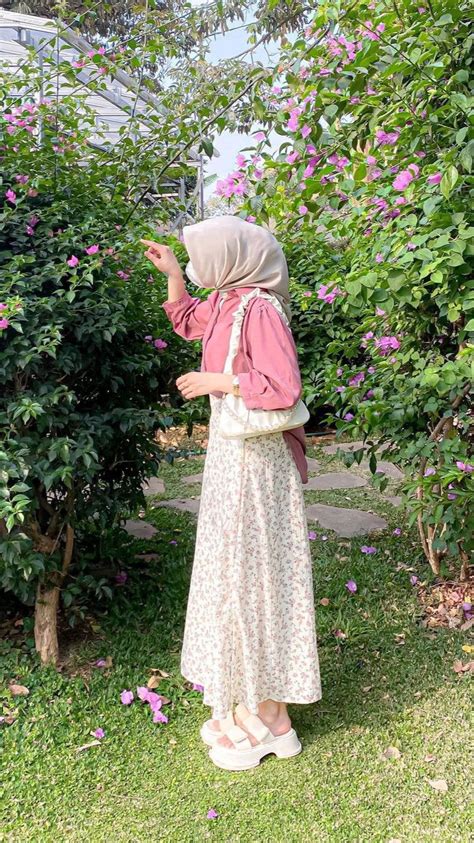 Pin By Racun Outfit On Ootd Hijab Ootd Hijab Ootd Poses Pink Hijab