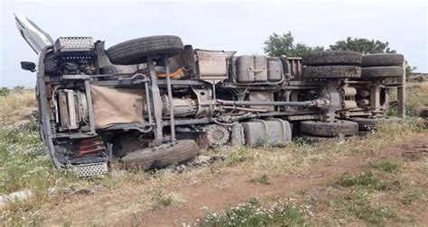 Toprak yüklü kamyon devrildi İhlas Haber Ajansı