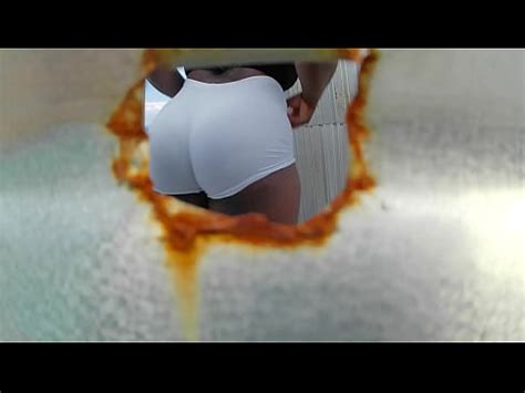 Fille brune dans une cabine extérieure latina chaude XVIDEOS