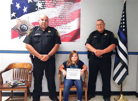 Roane County Sheriff honors 10-year-old girl for heroism | News, Sports, Jobs - News and Sentinel