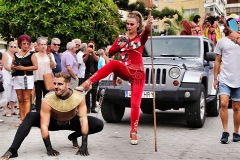 Gente Bailando Y PasÃndola Bien En El Desfile Del Orgullo Gay En Benidorm Fotografía editorial