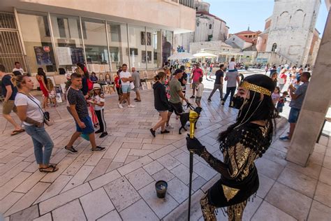 Zadarski Svjetleći baloni prekoocenaski preformeri kičasti suveniri