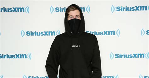 Alan Walker Präsentiert Sich Von Seiner Dunklen Seite