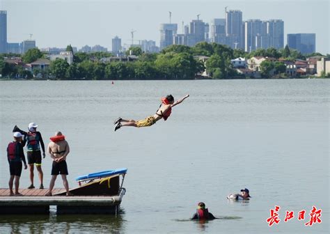 “凹个造型”跳东湖，游客点赞武汉越来越青春武汉新闻中心长江网cjncn