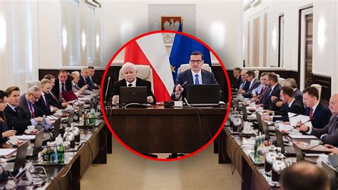 PiS już nie udaje Morawiecki zdegradowany do roli rozdawcy czeków