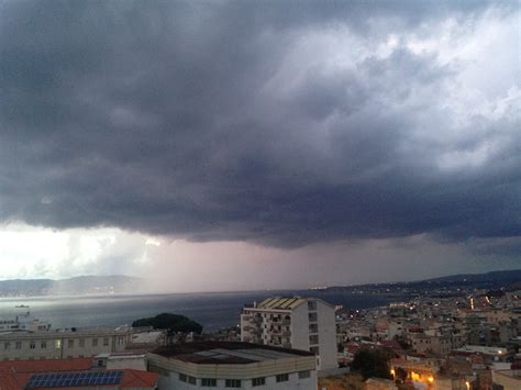 Maltempo Violenti Temporali Al Sud Spettacolari Tornado Da Napoli A