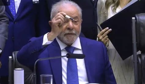 V Deo Lula Quebra Protocolo E Assina Posse Caneta Que Ganhou Em