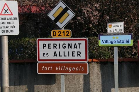 Le patrimoine du village saffiche Pérignat sur Allier 63800