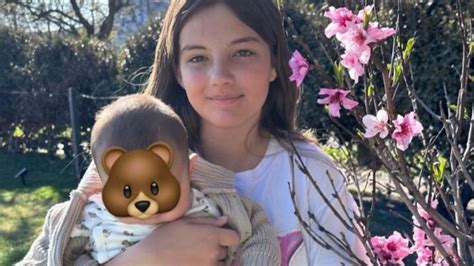 Nicole Neumann Mostr Una Tierna Imagen De Sienna Cubero Junto A Cruz