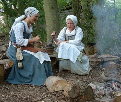 Peasant Girls At Work Medieval Clothing Peasant Peasant Girl Medieval Peasant