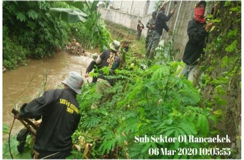 Satgas Citarum Sektor 21 1 Angkat Sampah Dari Sungai Citarik Di Desa