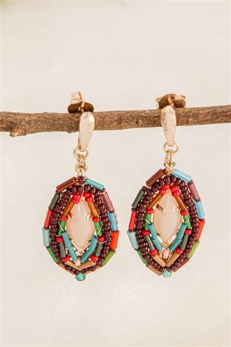 Brinco Bordado Mix De Vidrilhos Contas De Vidro Coloridos E Resina Nude Folheado Em