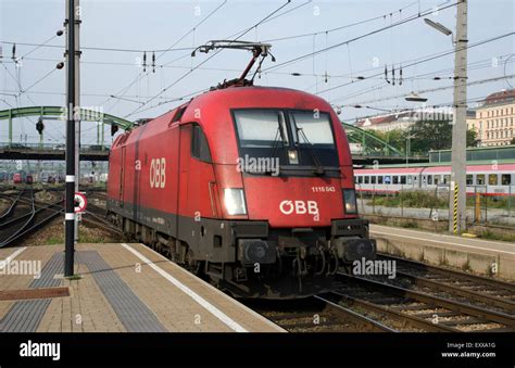 Wiener Gleise Am Bahnhof Westbahnhof Von Obb Fotos Und Bildmaterial