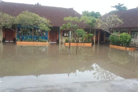 Akses Masuk SDN 11 Padangsambian Terendam Banjir Siswa Belajar Daring