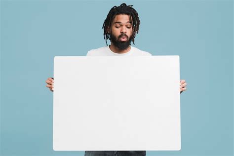 Homem Segurando Um Cartaz Em Branco Foto Gr Tis