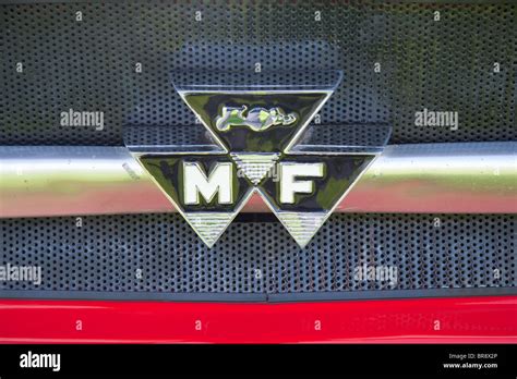 Logo Am Kühlergrill Der Massey Ferguson Traktor Stockfotografie Alamy