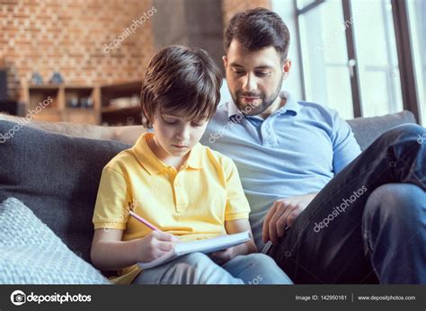 Pai Ajudando Filho Fazendo Lição De Casa Fotos Imagens De