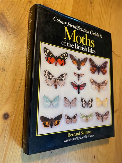 Boekwinkeltjes Nl The Colour Identification Guide To Moths Of The