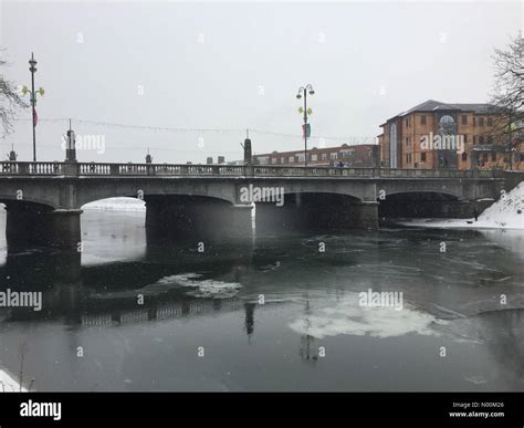 Cardiff Bridge, Cardiff, UK. 02nd Mar, 2018. River Taff running through ...