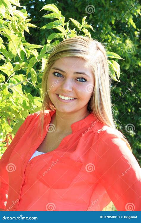 Fille Assez Blonde D élève De Terminale Extérieure Image stock Image du arbres yeux