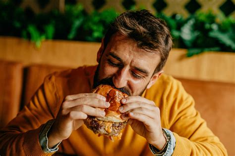 Dégustez nos burgers avec plaisir Restaurant la Taverne Table de