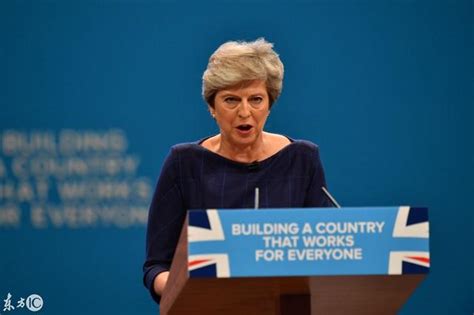 英國首相「鐵娘子」梅姨在保守黨大會上發言秒變表情帝 每日頭條