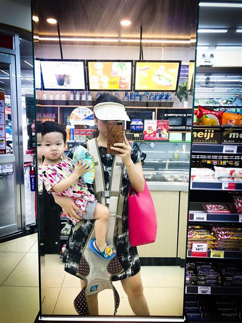 Sự khác biệt của hot girl giữa lúc ở nhà và khi lên đồ đi chơi