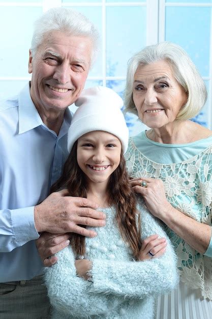 Retrato De Feliz Sonriente Mujer Mayor Y Hombre Con Nieta