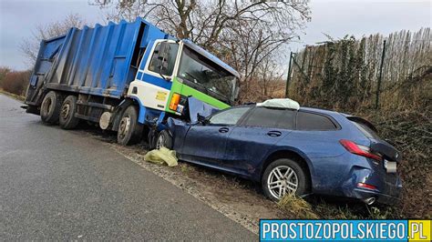 Śmieciarka czołowo zderzyła się z bmw Zdjęcia