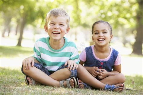 Deux Enfants Jouant Ensemble En Parc Image Stock Image Du Sourire