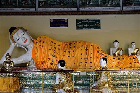 The Shwedagon Pagoda Officially Titled Bild Kaufen