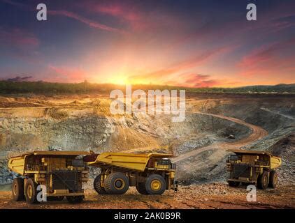 Gro E Bergbau Lkw Transport Von Mineralien Im Steinbruch Tagebau Von