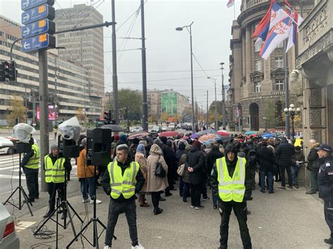 Obezbe Enje Javnog Skupa Ispred Zgrade Vlade Srbije